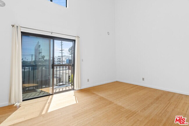 Building Photo - 2480 Penmar Ave
