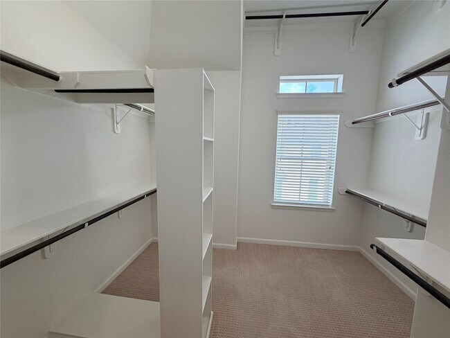 Building Photo - 2018 Royal Landing Dr