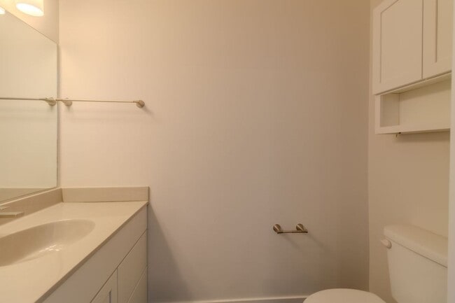 Building Photo - 1502 Simsbury St