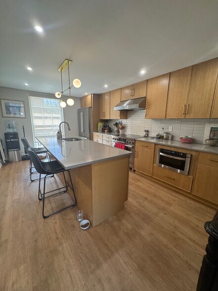 Sleek Kitchen - 637 Spruce St