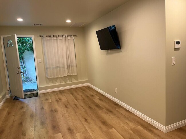 Entrance - 15118 Weddington St