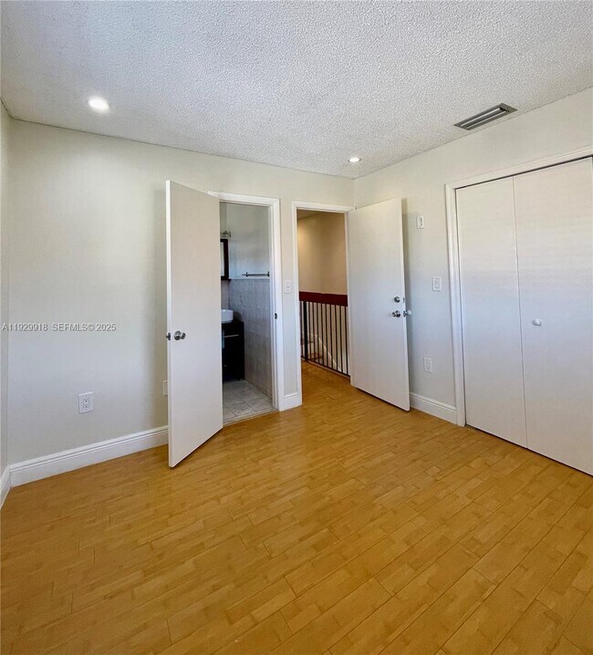 Building Photo - 562 NW 82nd Pl