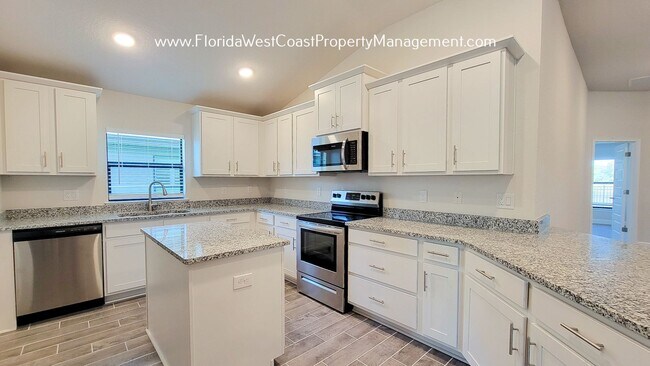 Building Photo - IMPRESSIVE  4 BED/3 BATH HOME WITH LARGE F...