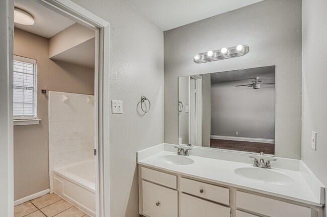 Building Photo - 6610 Rowell Ct