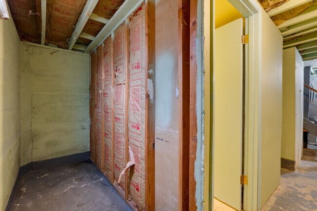 Building Photo - 1137 SE Uglow Ave