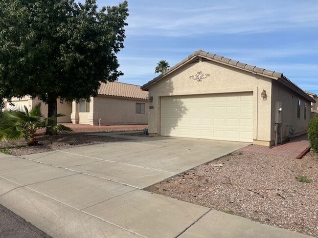 Building Photo - Small home with all appliances!