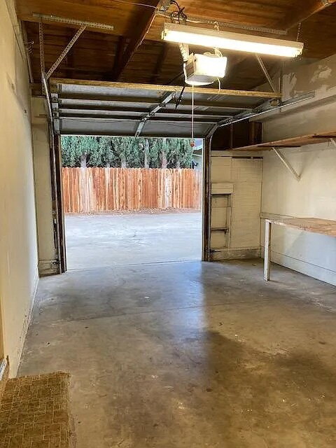 Building Photo - This is a charming 2 bedroom, 1 bathroom, 1 car garage duplex