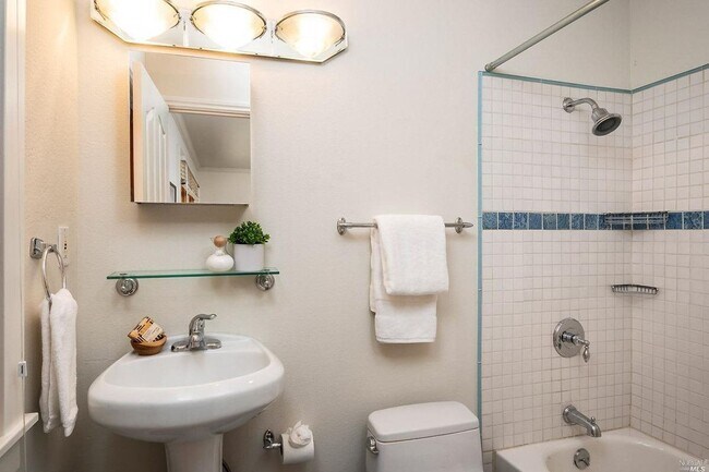 Building Photo - FIVE BEDROOM THREE AND HALF BATH HOME ON C...