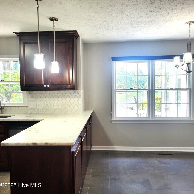 Building Photo - 62 Pine Ridge Dr