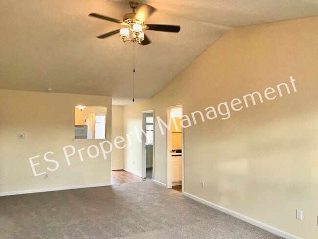 Building Photo - Great 3 Bedroom 2 Bathroom Ranch Style Hom...