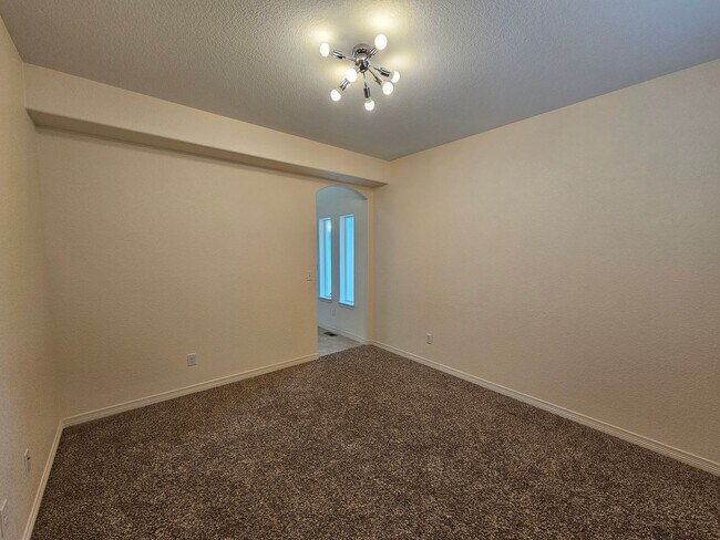 Building Photo - 4 Bed 3 Bath in Lorson Ranch!!