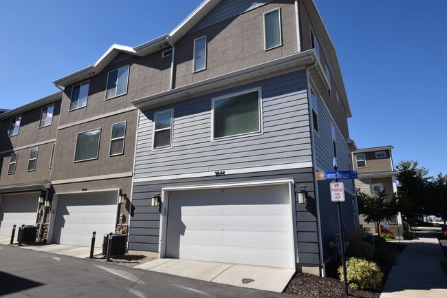 Building Photo - 4 Bed 3.5 Bath Sunny and Spacious South Jordan Corner-Lot Home with Views!