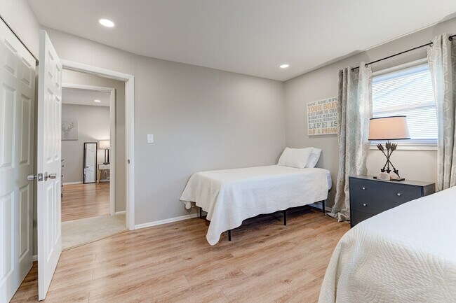 Building Photo - 2421 Saratoga Rd