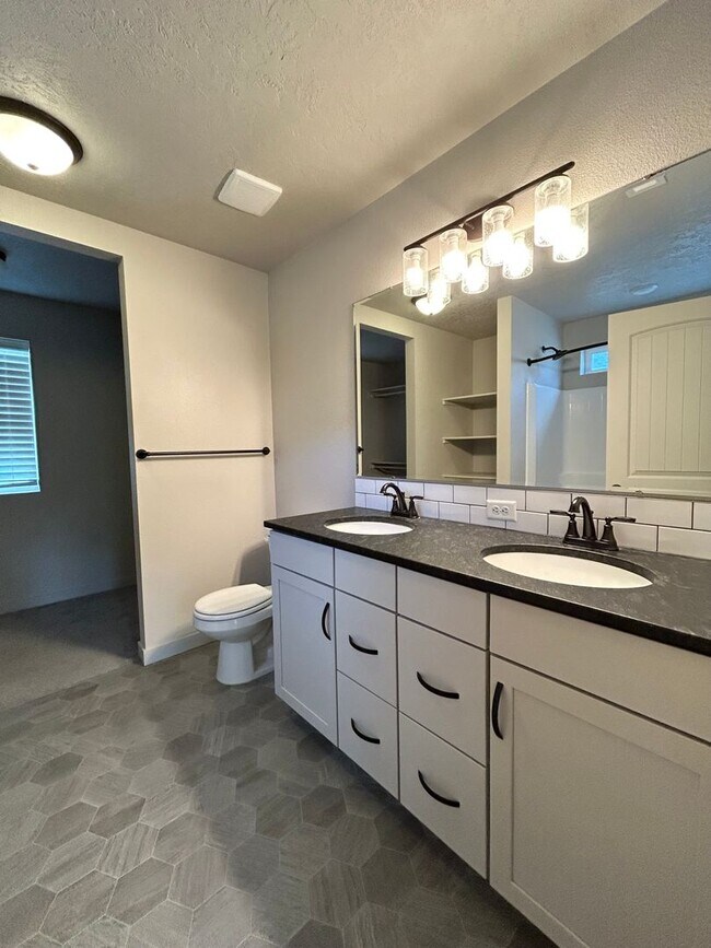 Building Photo - Charming Modern Home in the Heart of Boise