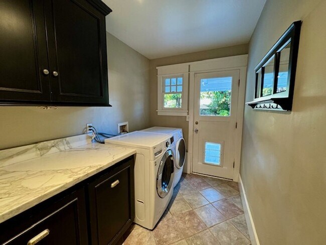 Building Photo - Gorgeous 5 bedroom, 4.5 bath, Westside Dan...