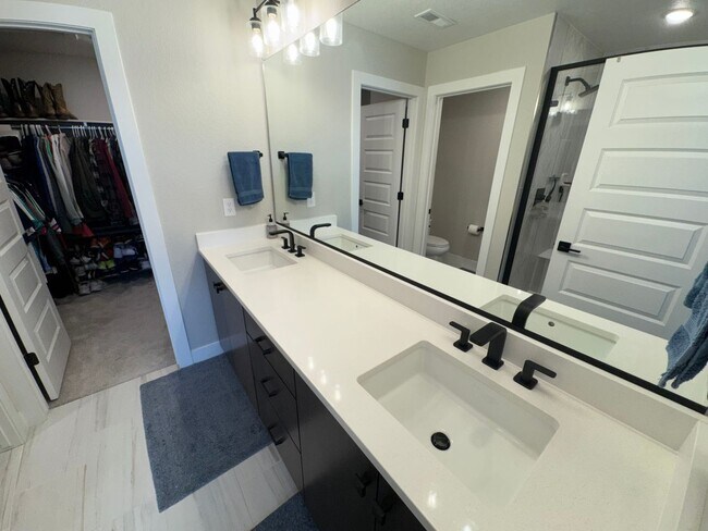 Building Photo - Modern 3-Bed, 2-Bath Townhome with Spaciou...