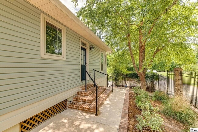 Building Photo - 237 River Oaks Dr