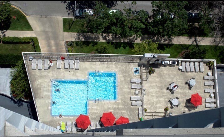 Pool/deck - 5100 N Marine Dr