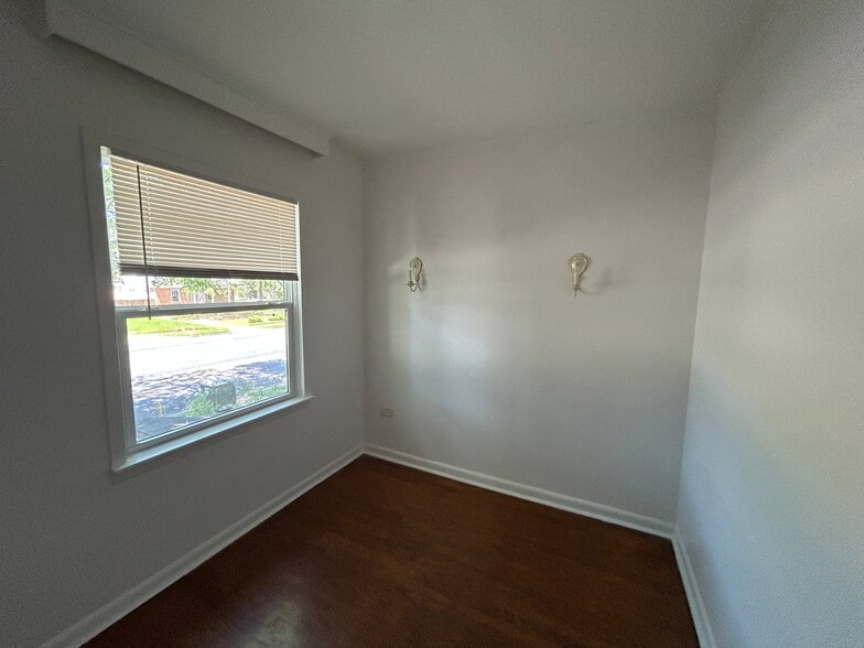 Building Photo - 718 S Vine Ave