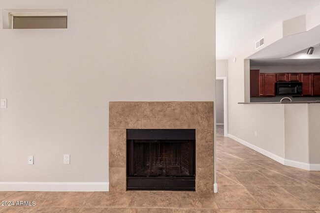 Building Photo - Immaculate Lakewood Community Condo