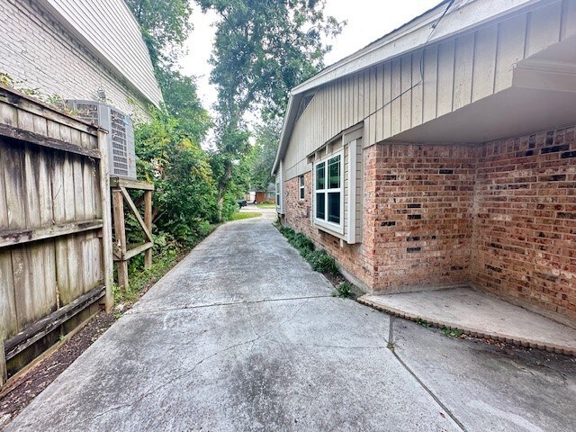 Building Photo - 9317 Lugary Dr
