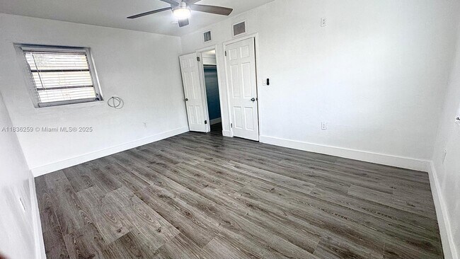 Building Photo - 2165 Bay Dr