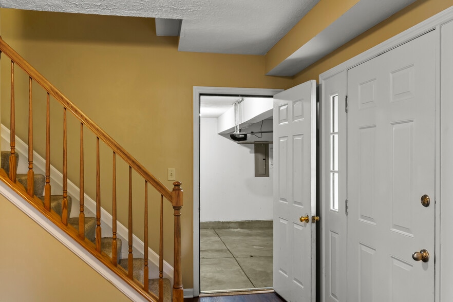 Building Photo - 1637 Cantebury Ln