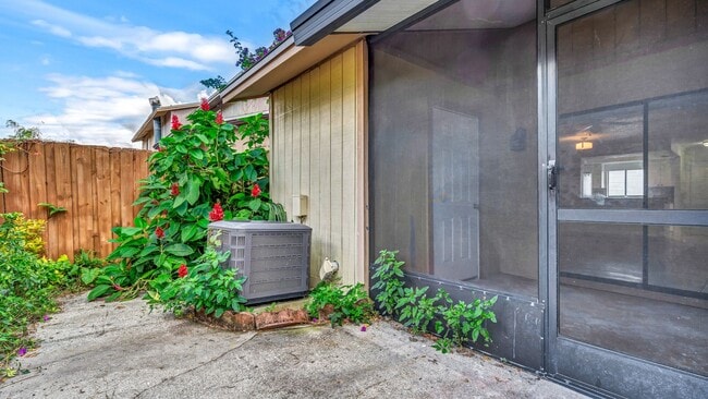 Building Photo - Spacious 1-bedroom, 1.5-bath, two-story Ki...