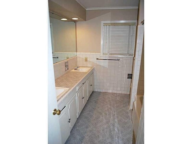 Building Photo - 3 BEDROOM 2.5 BATHROOM OFF FERN/PIERREMONT