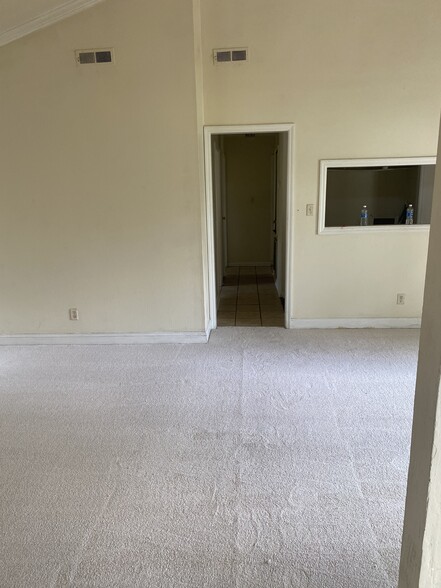 Building Photo - 615 Emerald Dr