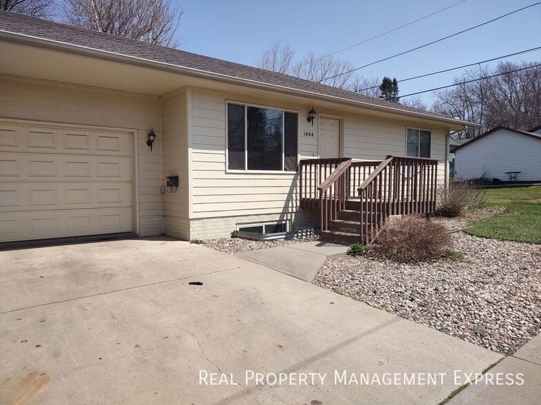 Primary Photo - Charming 2 Bedroom 2 Bathroom Centrally Lo...