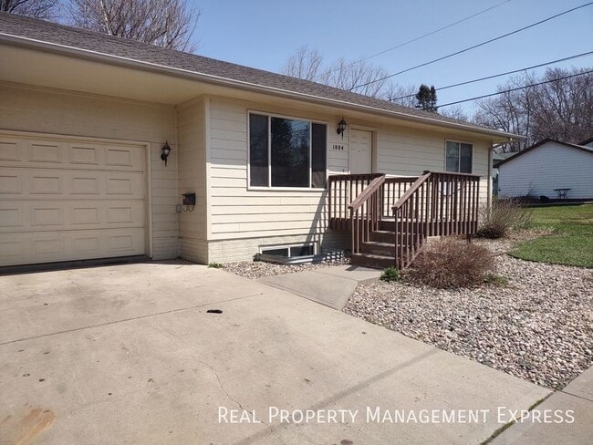 Primary Photo - Charming 2 Bedroom 2 Bathroom Centrally Lo...
