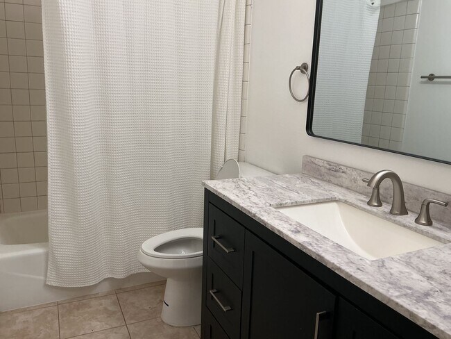 Building Photo - Los Caballeros #526