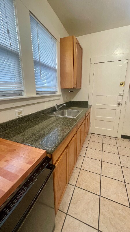 Building Photo - 566 53rd St