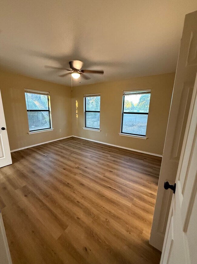 Building Photo - NEW ON MARKET