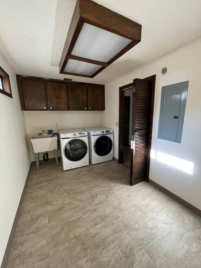 Building Photo - Beautiful One-Level Home with Sunroom, Vaulted Ceilings & Multiple Living Areas