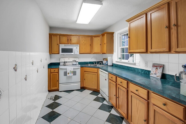 Building Photo - 151 Renaissance Way