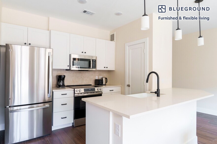 Building Photo - 1501 W Howard Ln