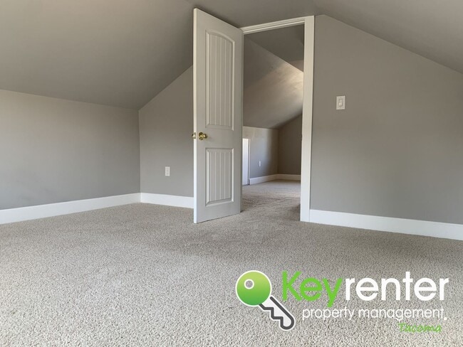 Building Photo - Centrally Located 3Bed/1.5Bath Tacoma Home!