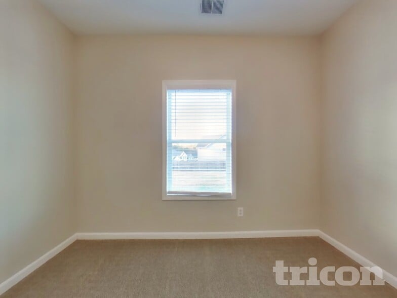 Building Photo - 142 Waters Edge Pkwy