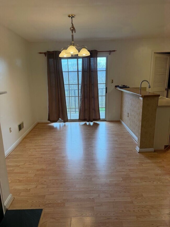 Building Photo - Great ‘Seven Oaks’ Condo