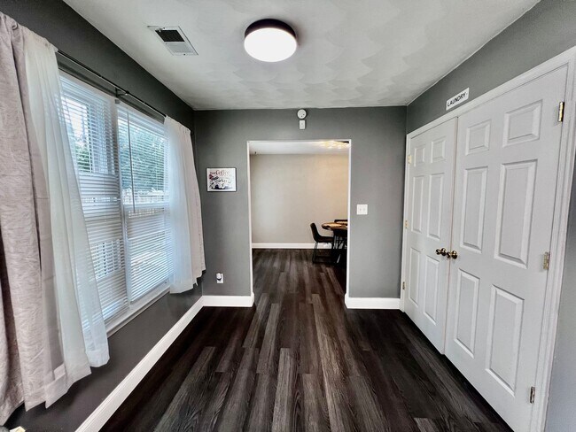 Building Photo - Beautiful home nestled in the neighborhood...