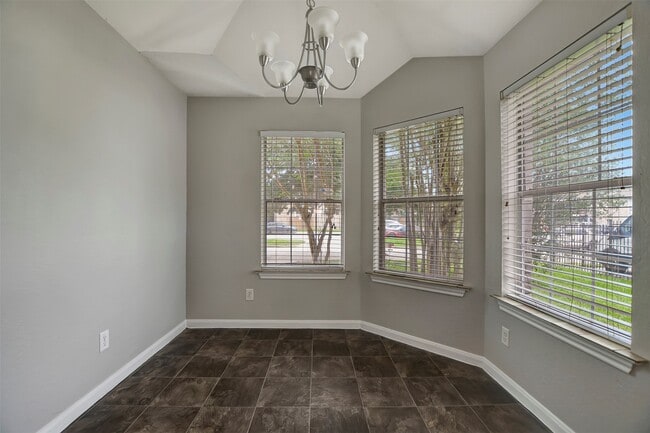 Building Photo - 1930 Greenbriar Colony Dr