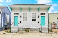 Building Photo - 910-912 N Prieur St