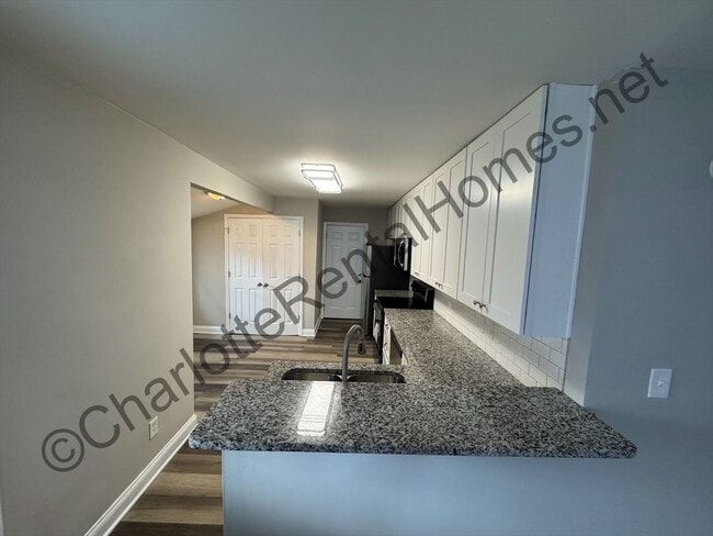 Building Photo - Nice updated ranch home