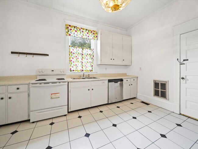 Building Photo - 4 Bedroom/2 Bath Home for Rent