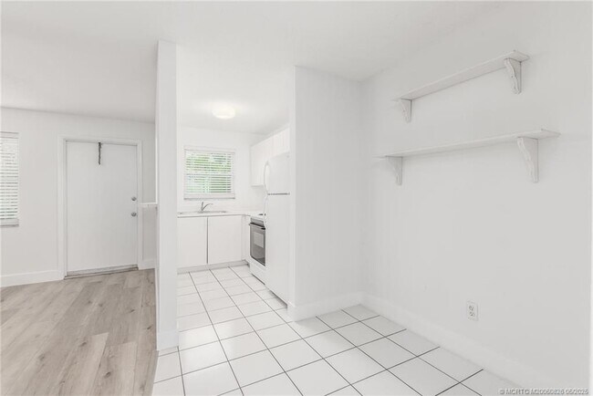 Building Photo - 660 SW Bryant Ave