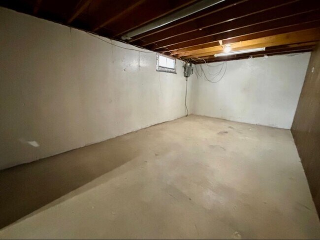 Building Photo - 2 Bedroom Duplex In Wyoming Available Dece...