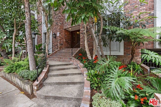 Building Photo - 1375 Kelton Ave