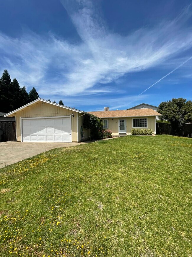 Building Photo - East Redding home with huge yard